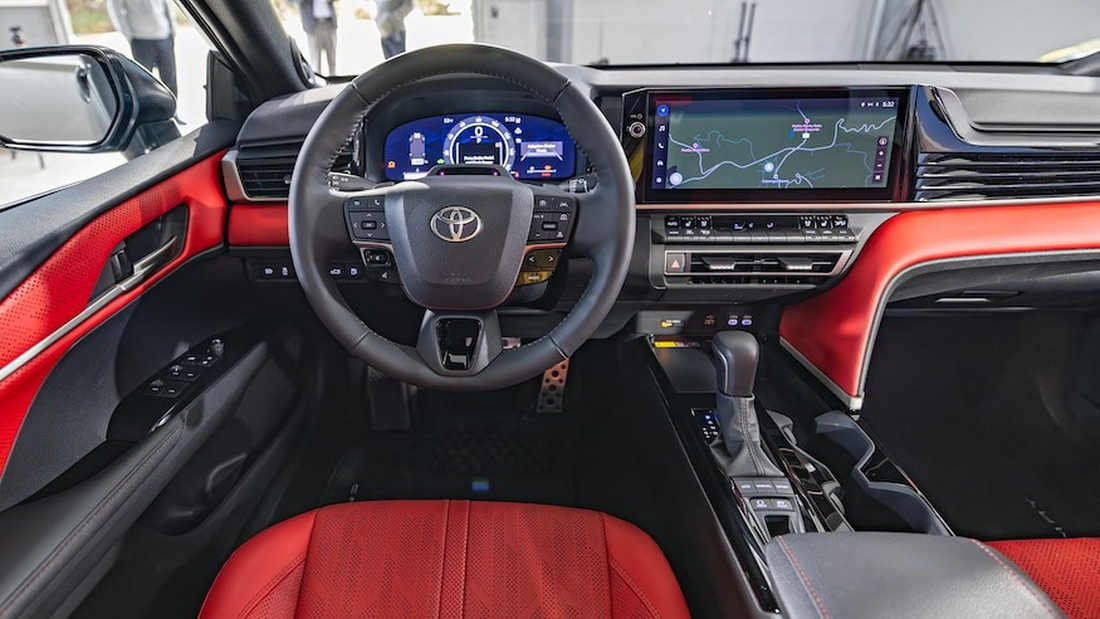 Nội thất Toyota Camry 2025 không đột phá mà chỉ hoàn thiện lại bộ khung sẵn có - Ảnh: MotorTrend