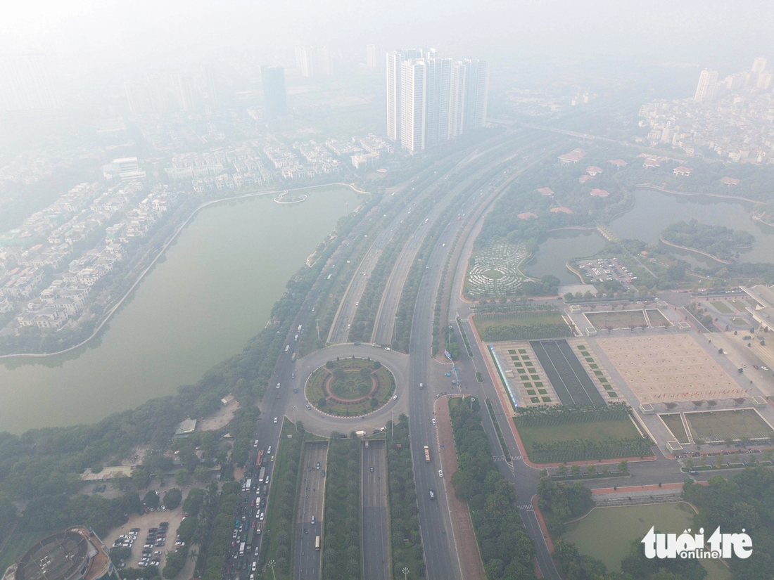 Các tòa nhà &quot;biến mất&quot; ở đại lộ Thăng Long. Dự báo tình trạng ô nhiễm không khí tại Hà Nội có thể kéo dài trong nhiều ngày tới