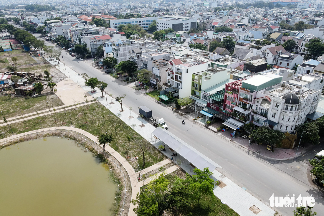 Đường đối diện công viên trung tâm khu dân cư Vĩnh Lộc có nhiều nhà cao tầng mọc lên san sát, dân cư đông đúc. Người dân kỳ vọng công viên đưa vào sử dụng sẽ trở thành điểm vui chơi, giải trí mới - Ảnh: PHƯƠNG NHI