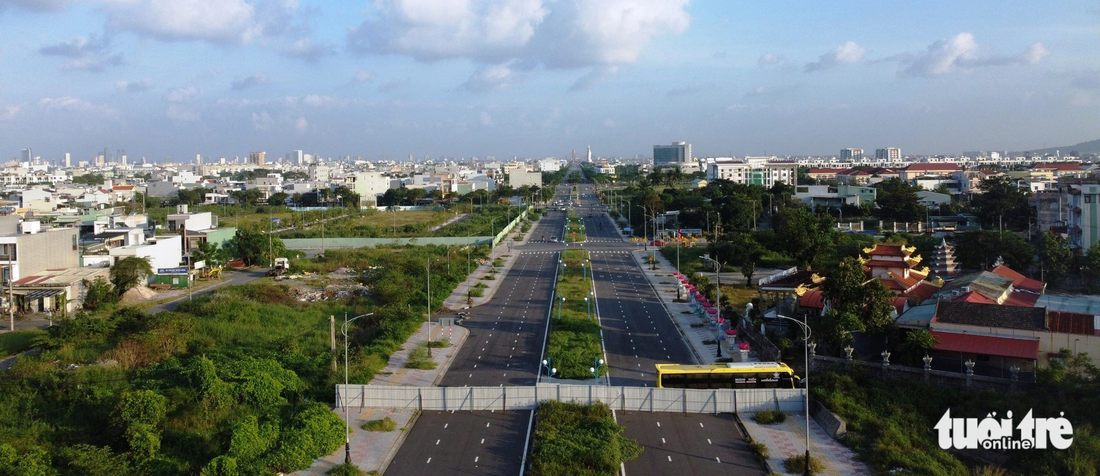 Tường rào bằng tôn chắn đoạn cuối tuyến Hồ Tùng Mậu - Ảnh: ĐOÀN CƯỜNG