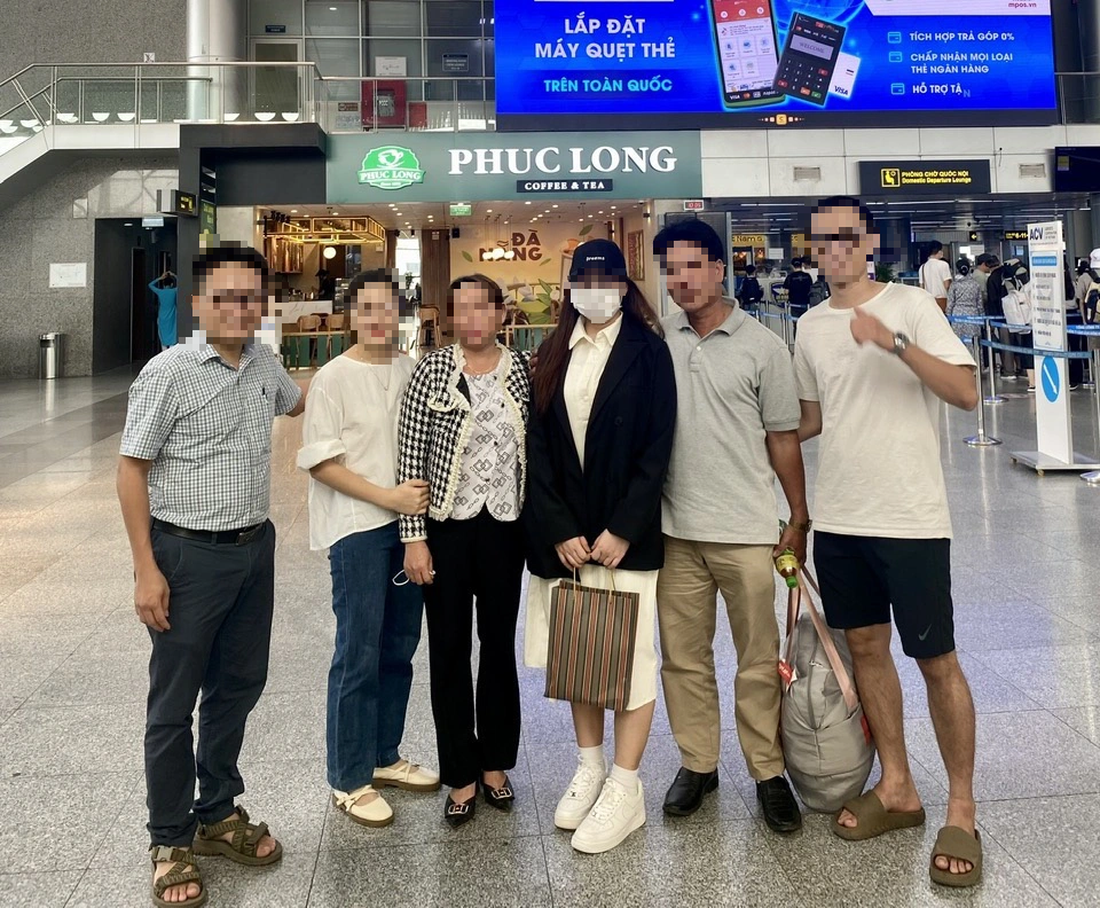 Tiễn người thân tại nhà ga quốc tế T2 sân bay Đà Nẵng - Ảnh: TRƯỜNG TRUNG