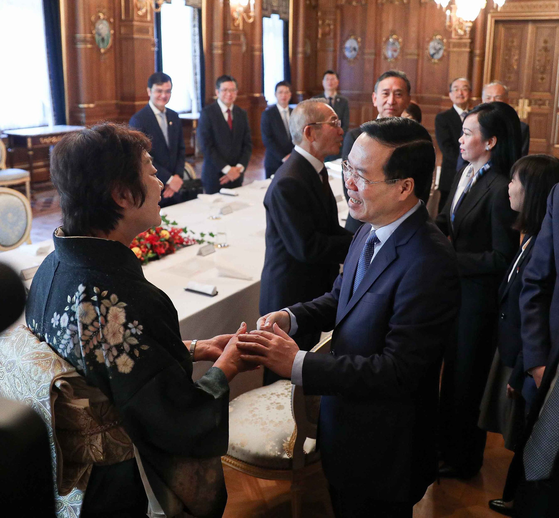 Chủ tịch nước ân cần thăm hỏi, bắt tay từng người tại cuộc gặp - Ảnh: NGUYỄN HỒNG/Báo Thế giới và Việt Nam