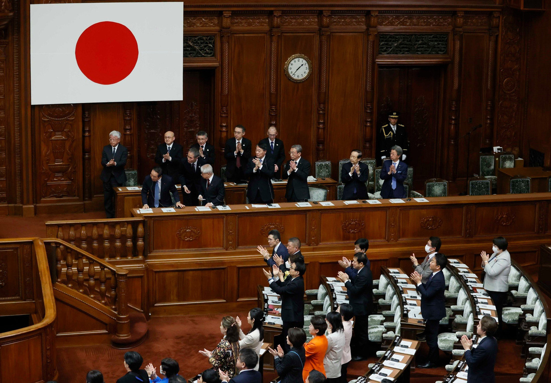 Các nghị sĩ Quốc hội Nhật Bản hoan nghênh bài phát biểu của Chủ tịch nước - Ảnh: TTXVN