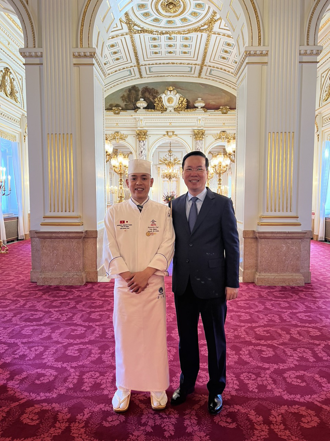 Đầu bếp Nguyễn Bá Phước chụp ảnh cùng Chủ tịch nước Võ Văn Thưởng ngày 29-11 - Ảnh: Nhân vật cung cấp