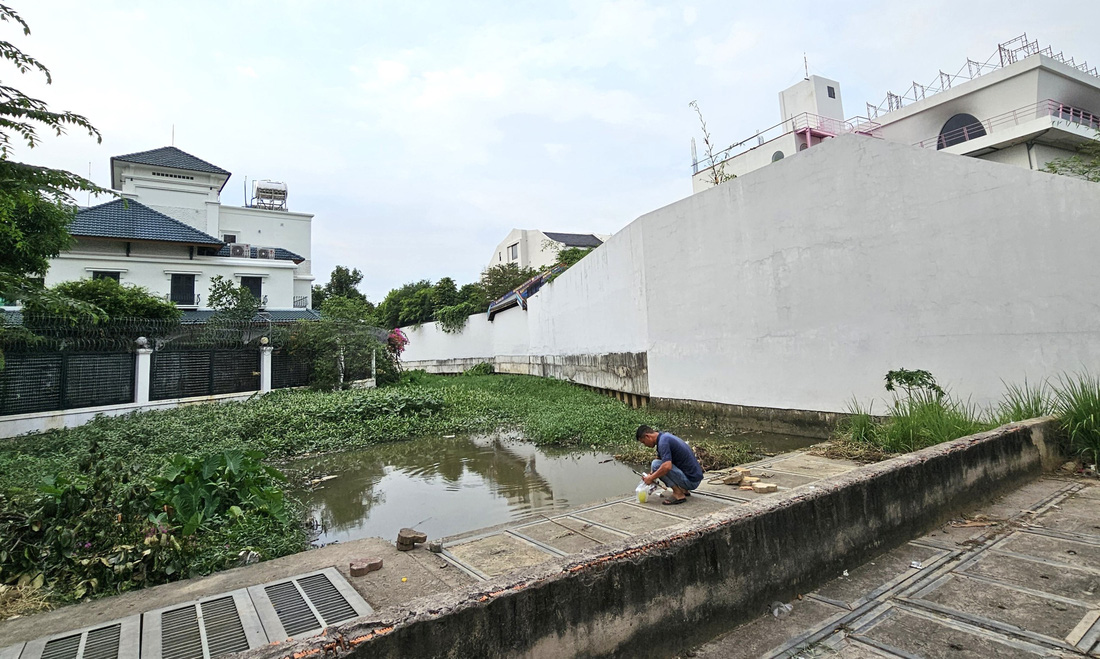 Đáng lưu ý, rạch Ông Dí phát sinh công trình xây dựng không phép lấn chiếm hành lang bảo vệ rạch, xây kè lấn chiếm hành lang sông Sài Gòn với tổng diện tích gần 250m2. Công trình này đã đưa vào sử dụng và vẫn chưa lập hồ sơ xử lý, tháng 5-2022 UBND phường Thảo Điền đã có báo cáo về vướng mắc trong lập hồ sơ xử lý vi phạm. Bên cạnh đó, còn có công trình do bà Nguyễn Nga Diệp Hồng làm chủ đầu tư có tổng diện tích hơn 230m2 xây dựng xây dựng không phép lấn chiếm hành lang bảo vệ sông Sài Gòn cũng chưa xử lý.