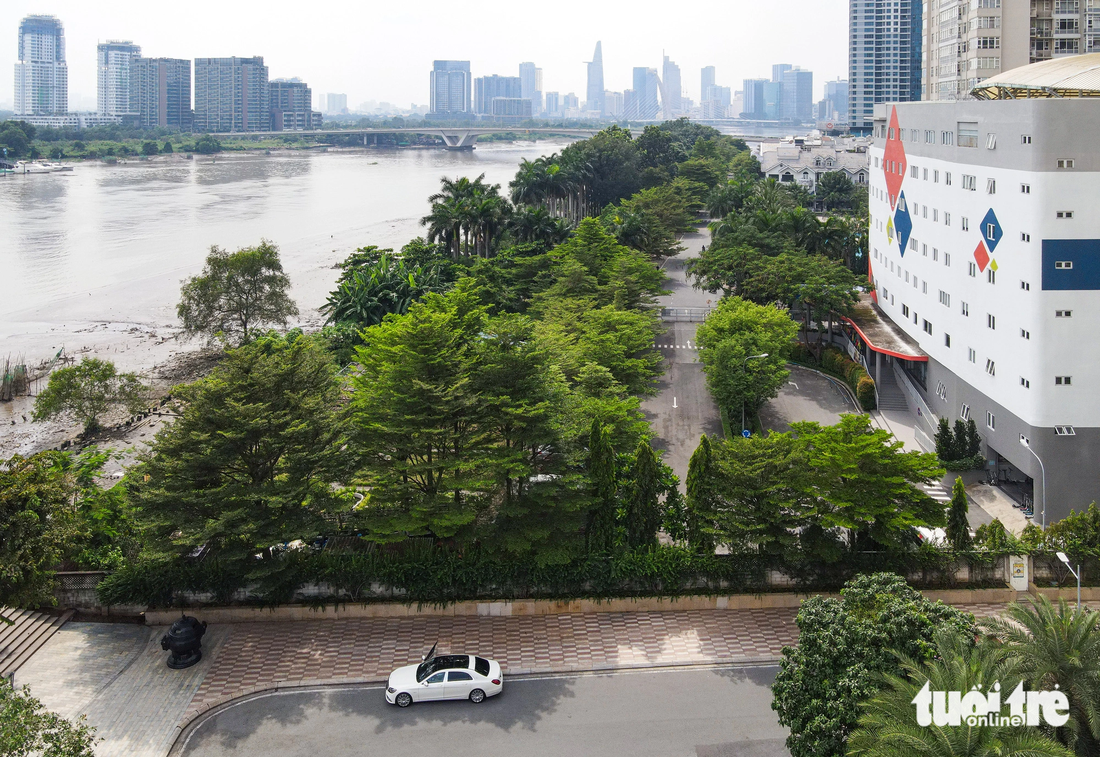 Ngoài bức tường hiện hữu, phía Saigon Pearl còn trồng thêm một hàng cây chắn ngang, ngăn cách hai khu dân cư
