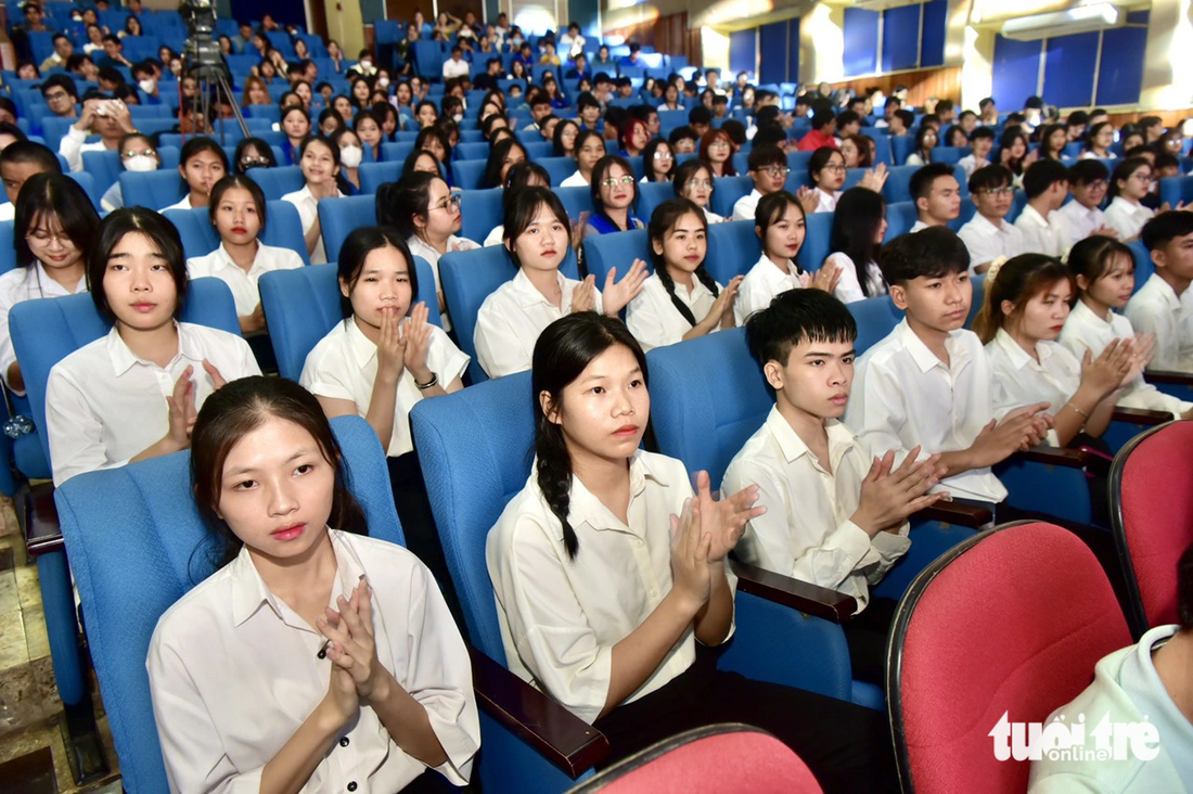 Các tân sinh viên dự lễ trao học bổng Tiếp sức đến trường 2023 của 5 tỉnh Tây Nguyên - Ảnh: T.T.D.