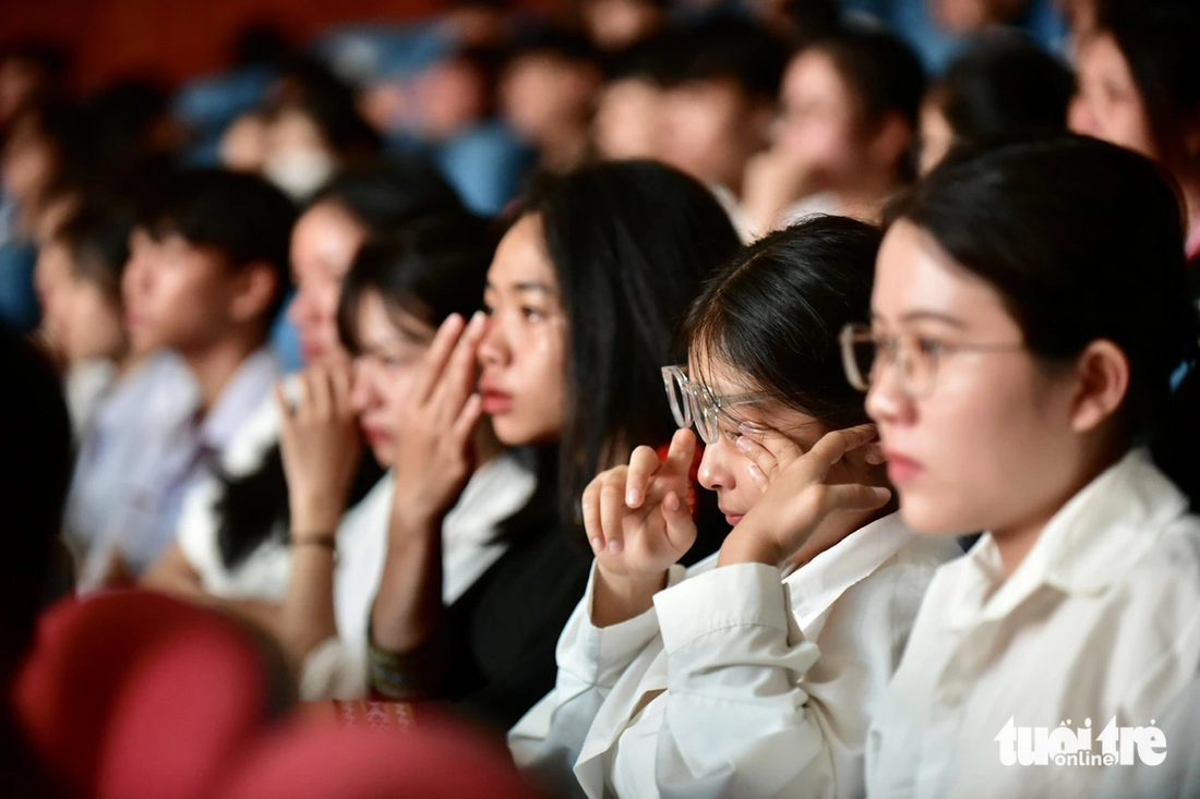 Các tân sinh viên xúc động khi nghe lại hoàn cảnh vượt khó của Ka Xuân - Trường ĐH Khoa học xã hội và Nhân văn, ĐH Quốc gia TP.HCM, tại buổi giao lưu - Ảnh: T.T.D.