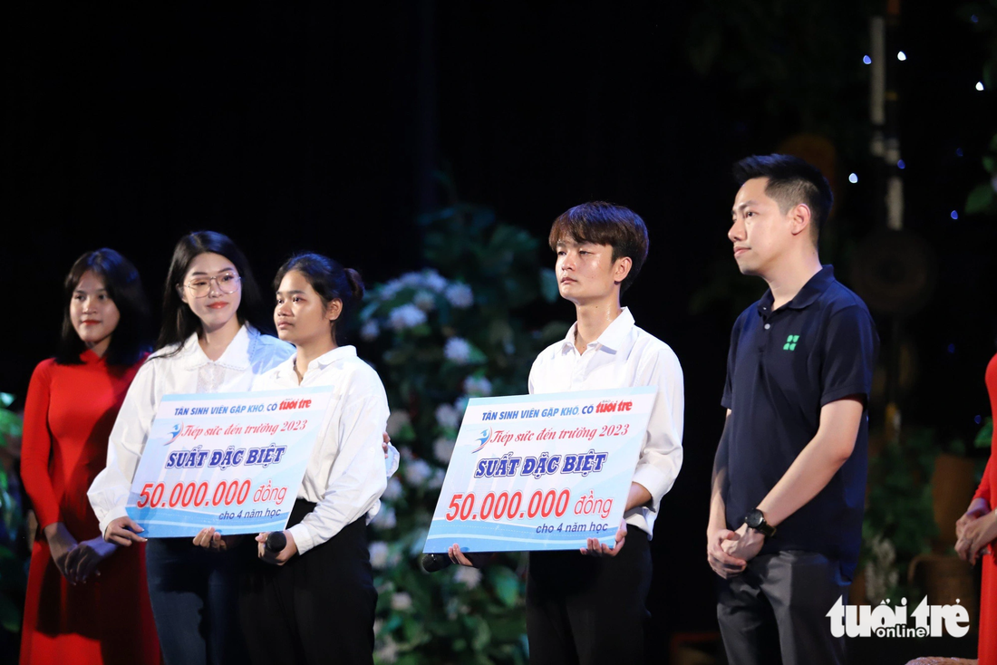 Hai suất học bổng đặc biệt 50 triệu đồng/suất/4 năm được trao cho Ka Xuân và Triệu Đức Minh - Ảnh: TRUNG TÂN