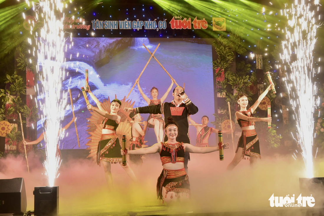 Tiết mục Xôn xang mênh mang cao nguyên Đắk Lắk mở màn chương trình do ca sĩ Y Jalin và vũ đoàn BaZan trình diễn - Ảnh: T.T.D.