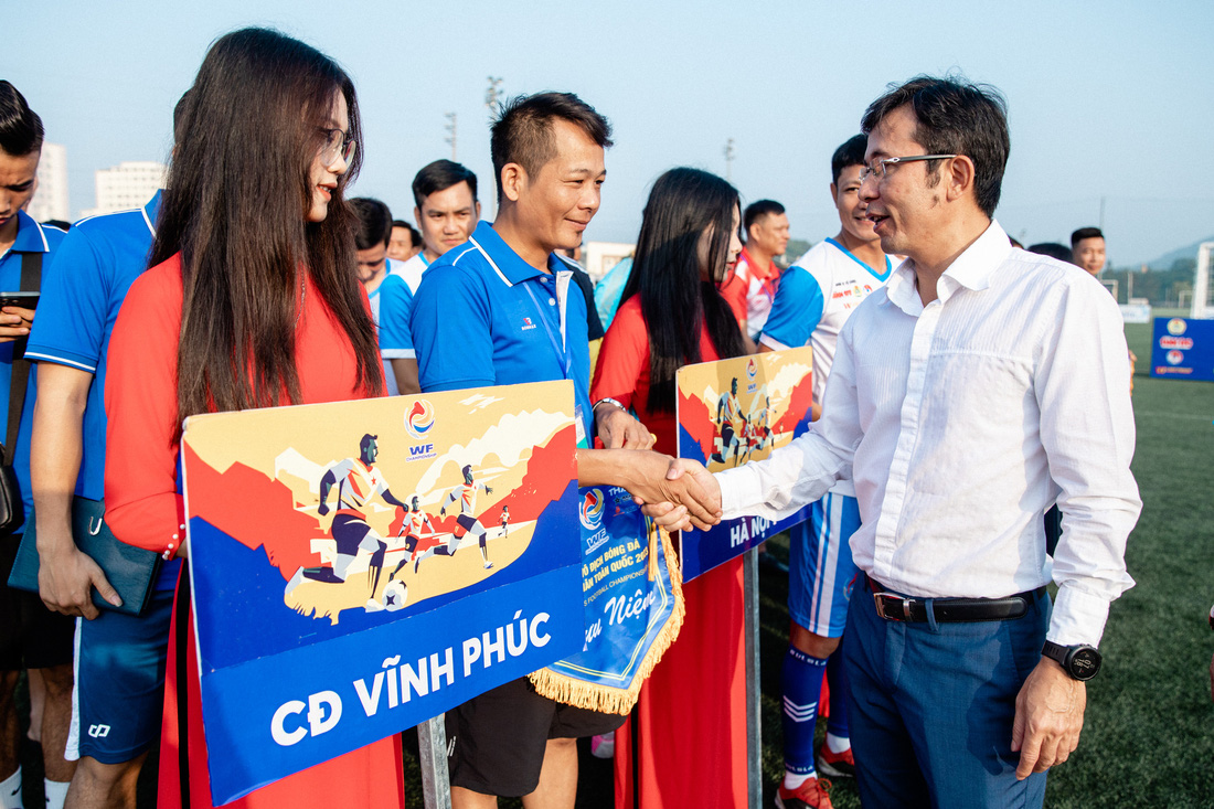 Trưởng ban tổ chức Giải vô địch bóng đá công nhân toàn quốc 2023 - nhà báo Trần Xuân Toàn (phó tổng biên tập báo Tuổi Trẻ) động viên các đội trước các trận đấu - Ảnh: DANH KHANG