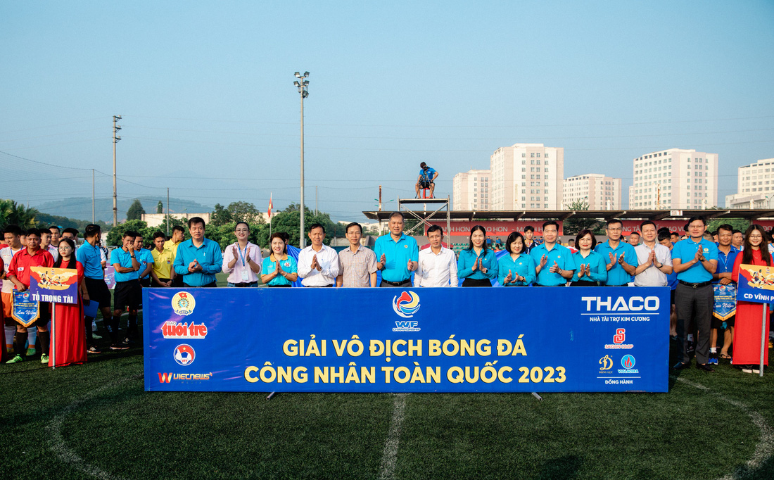 Đại diện ban tổ chức và đại biểu tham dự Giải vô địch bóng đá công nhân toàn quốc 2023 chụp ảnh lưu niệm với các đội bóng - Ảnh: DANH KHANG