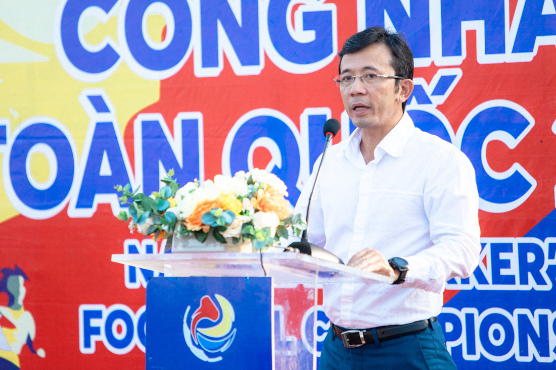Nhà báo Trần Xuân Toàn, trưởng ban tổ chức Giải vô địch bóng đá công nhân toàn quốc 2023, phát biểu tại lễ khai mạc - Ảnh: DANH KHANG