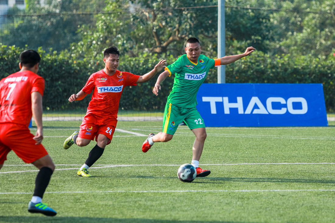 Trận khai mạc vòng loại khu vực Hà Nội, Công đoàn Hà Nội 2 (xanh lá) và Công đoàn Giáo dục Việt Nam cống hiến màn rượt đuổi tỉ số kịch tính, với 6 bàn thắng chia đều cho hai đội - Ảnh: DANH KHANG