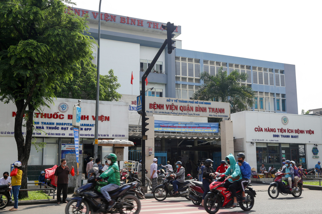 Bệnh viện quận Bình Thạnh chỉ cách địa chỉ 129 Lê Văn Duyệt vài trăm mét, đang trong tình trạng quá tải nghiêm trọng. Bệnh viện quận có diện tích nhỏ nhưng lượng người đến thăm khám rất đông