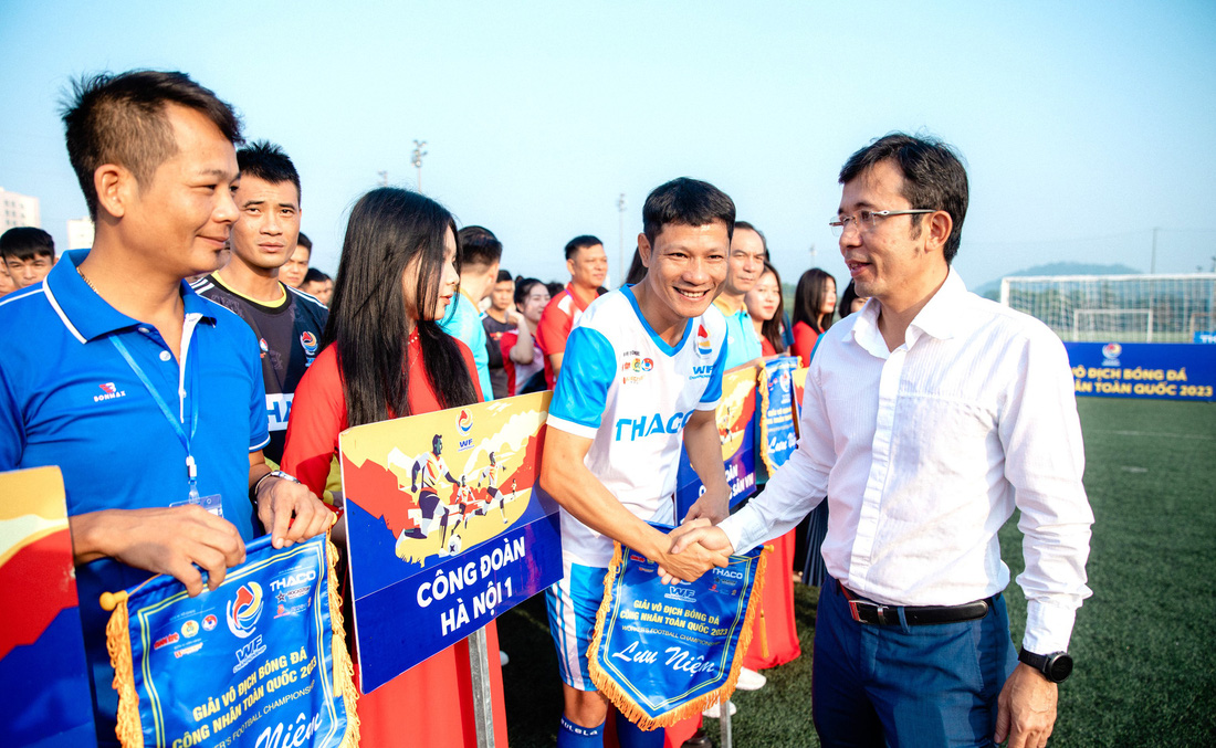 Trưởng ban tổ chức Giải vô địch bóng đá công nhân toàn quốc 2023 - nhà báo Trần Xuân Toàn (phó tổng biên tập báo Tuổi Trẻ) động viên các đội trước các trận đấu - Ảnh: DANH KHANG