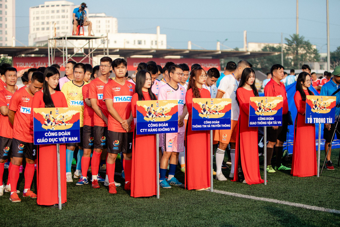 Các đội bóng tham dự vòng loại Hà Nội Giải vô địch bóng đá công nhân toàn quốc 2023 - Ảnh: DANH KHANG