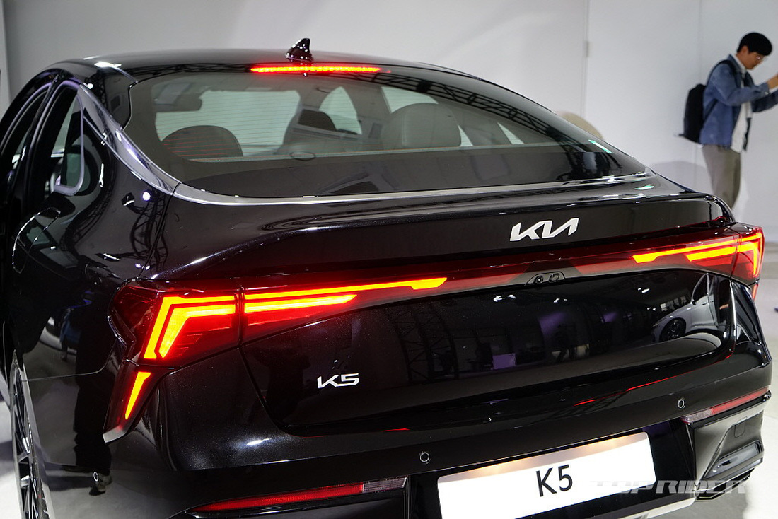 Săm soi Kia K5 facelift vừa ra mắt ngoài thực tế - Ảnh 11.