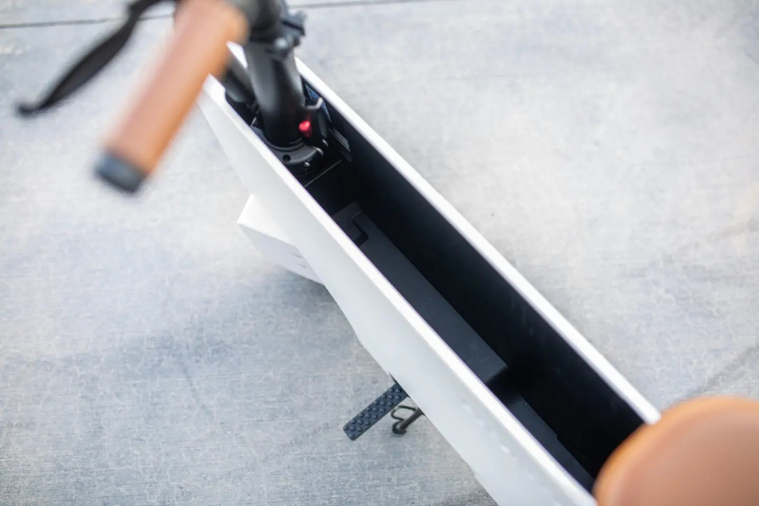 Ngăn đựng đồ của Honda Motocompacto đặt dưới yên - Ảnh: The Drive