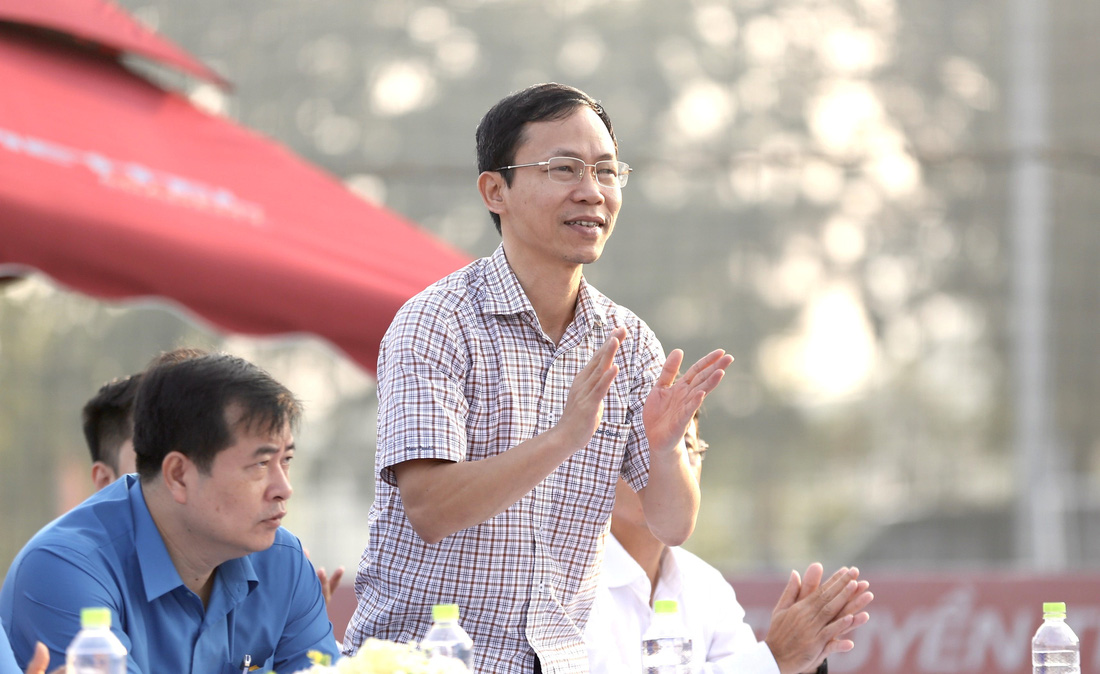 Ông Nguyễn Minh Châu - Phó tổng thư ký VFF tham dự lễ khai mạc giải - Ảnh: HOÀNG TÙNG