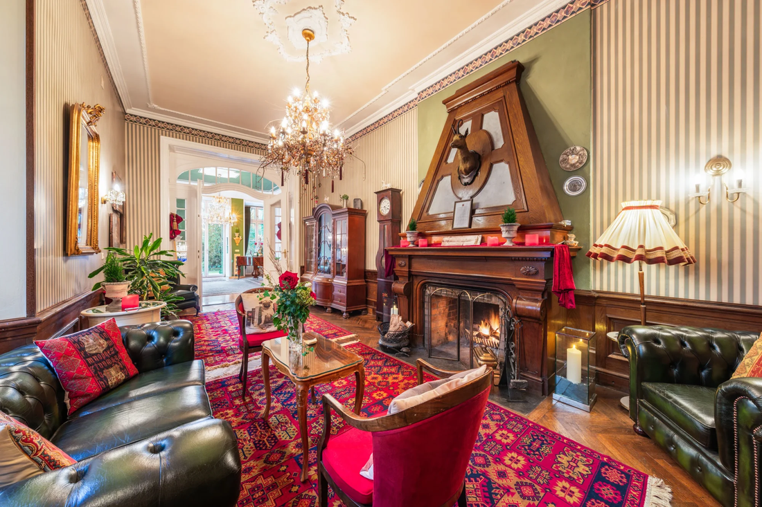 Fireplace creates a highlight for the living room - Photo: Concierge Auctions