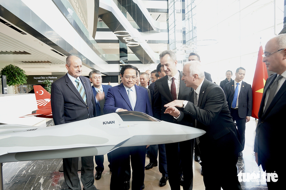 Thủ tướng xem mô hình máy bay tại trụ sở Tập đoàn TAI - Ảnh: NGỌC AN