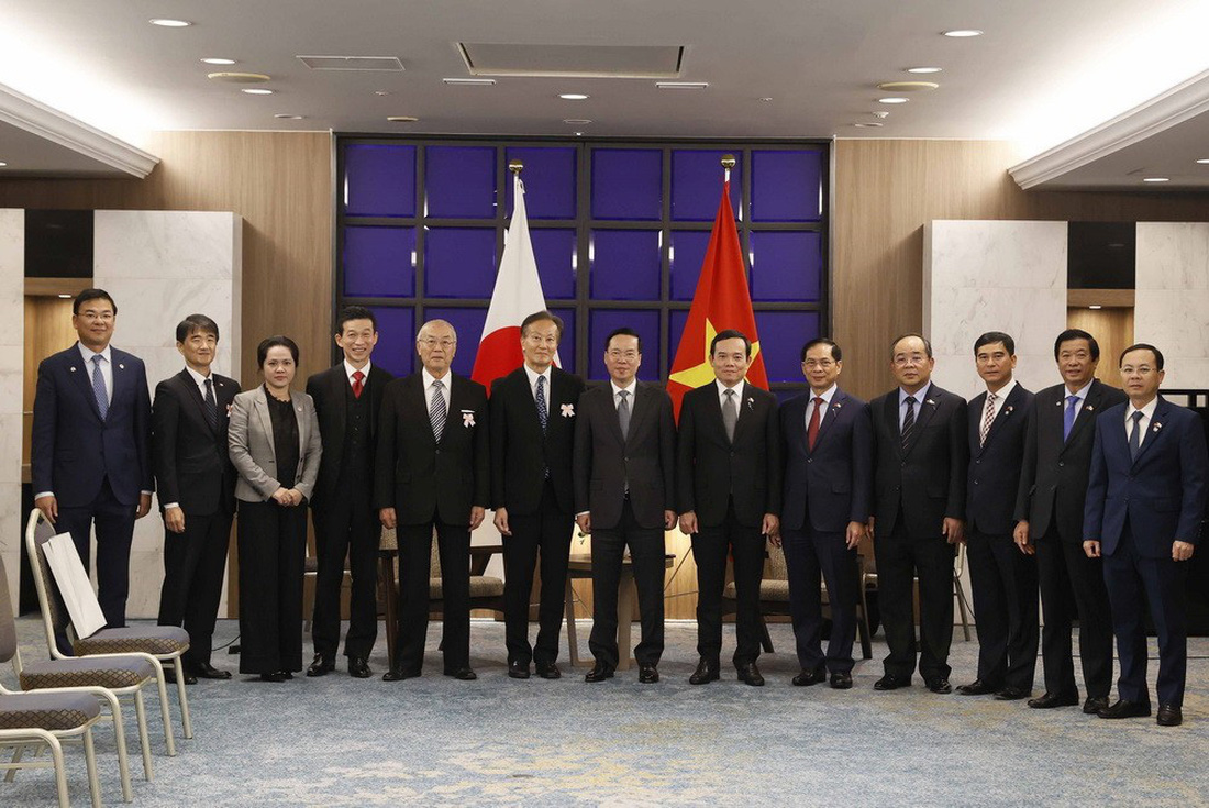 Chủ tịch nước Võ Văn Thưởng chụp ảnh với lãnh đạo Hội hữu nghị Kyushu - Việt Nam và một số quan chức Việt Nam - Ảnh: TTXVN