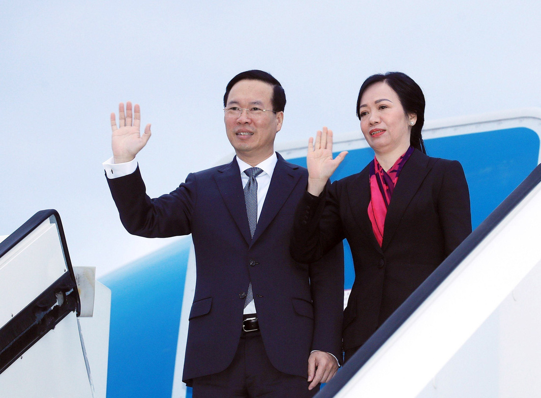 Chủ tịch nước Võ Văn Thưởng và phu nhân vẫy tay chào đông đảo người Việt Nam, quan chức Nhật Bản ra tiễn tại sân bay Fukuoka ngày 30-11 - Ảnh: TTXVN