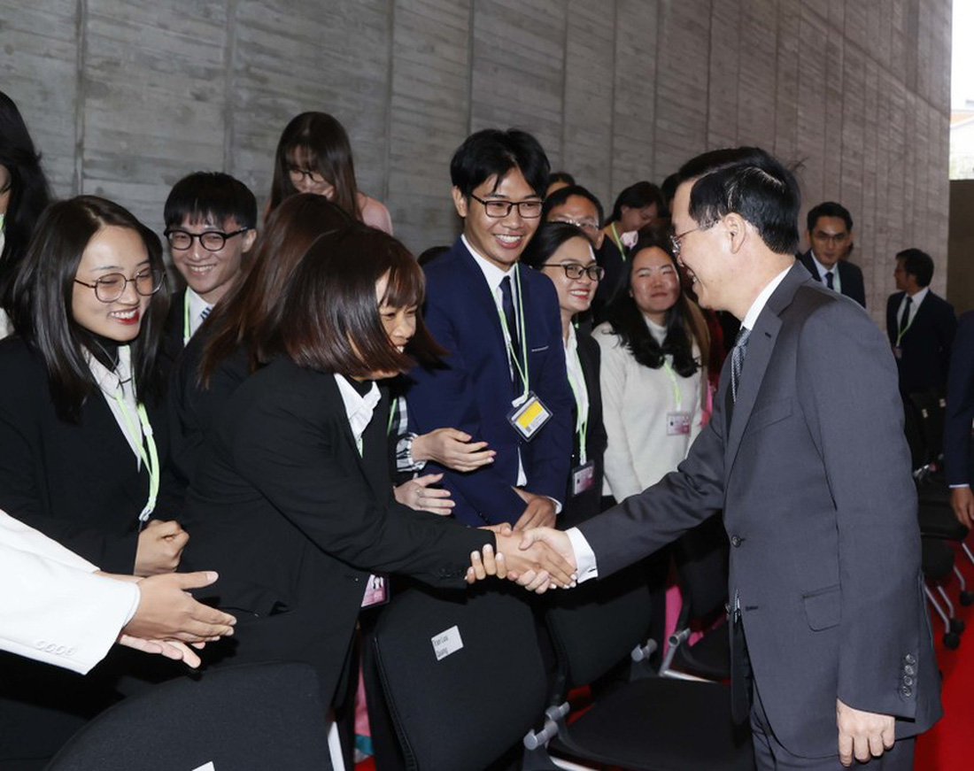 Chủ tịch nước Võ Văn Thưởng bắt tay với các du học sinh Việt Nam tại Đại học Kyushu - Ảnh: TTXVN