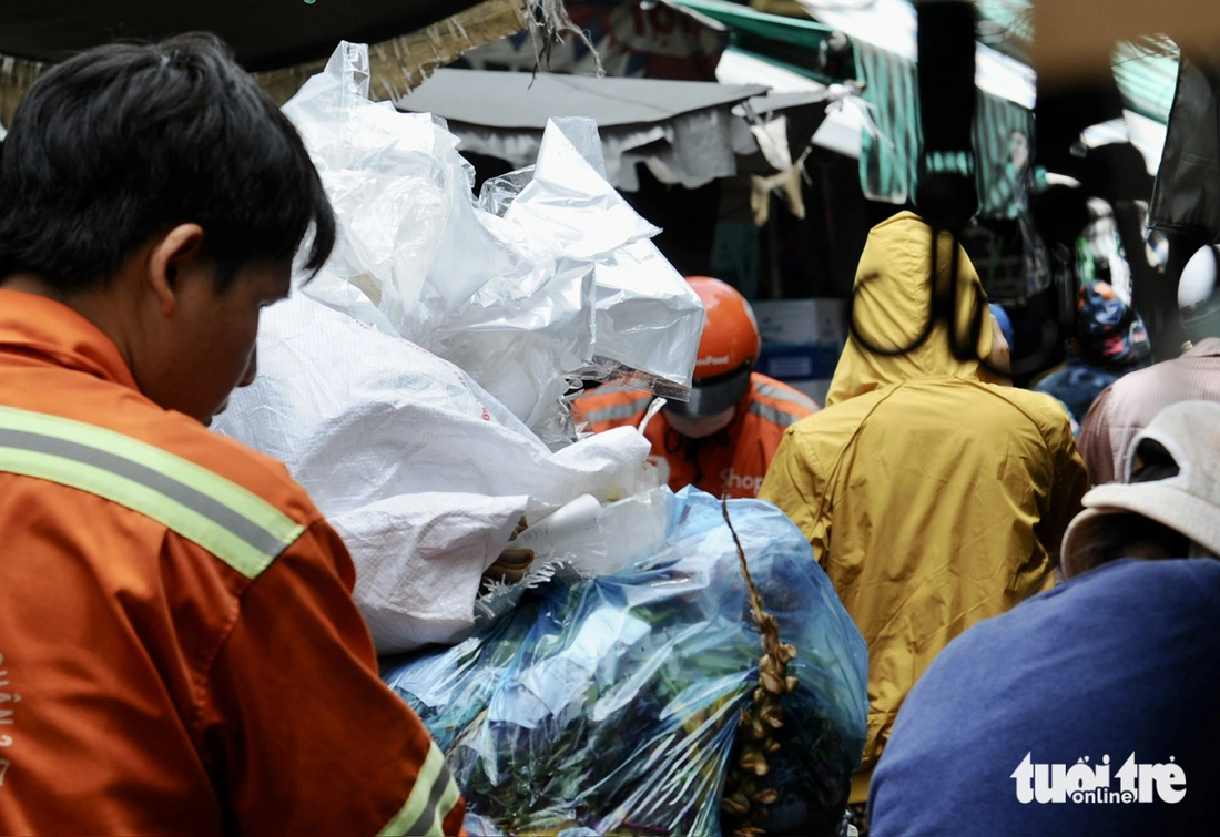 Công nhân vệ sinh thu gom rác thải nhựa ở chợ Vườn Chuối (quận 3)