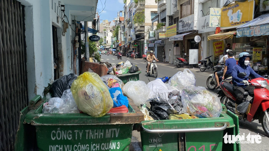 Xe rác thải nhựa trên đường Vườn Chuối