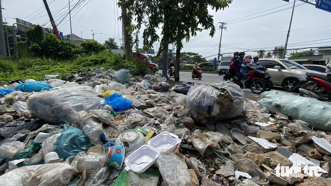 Những bãi rác khổng lồ với đồ nhựa sử dụng một lần bủa vây các tuyến đường ở TP.HCM