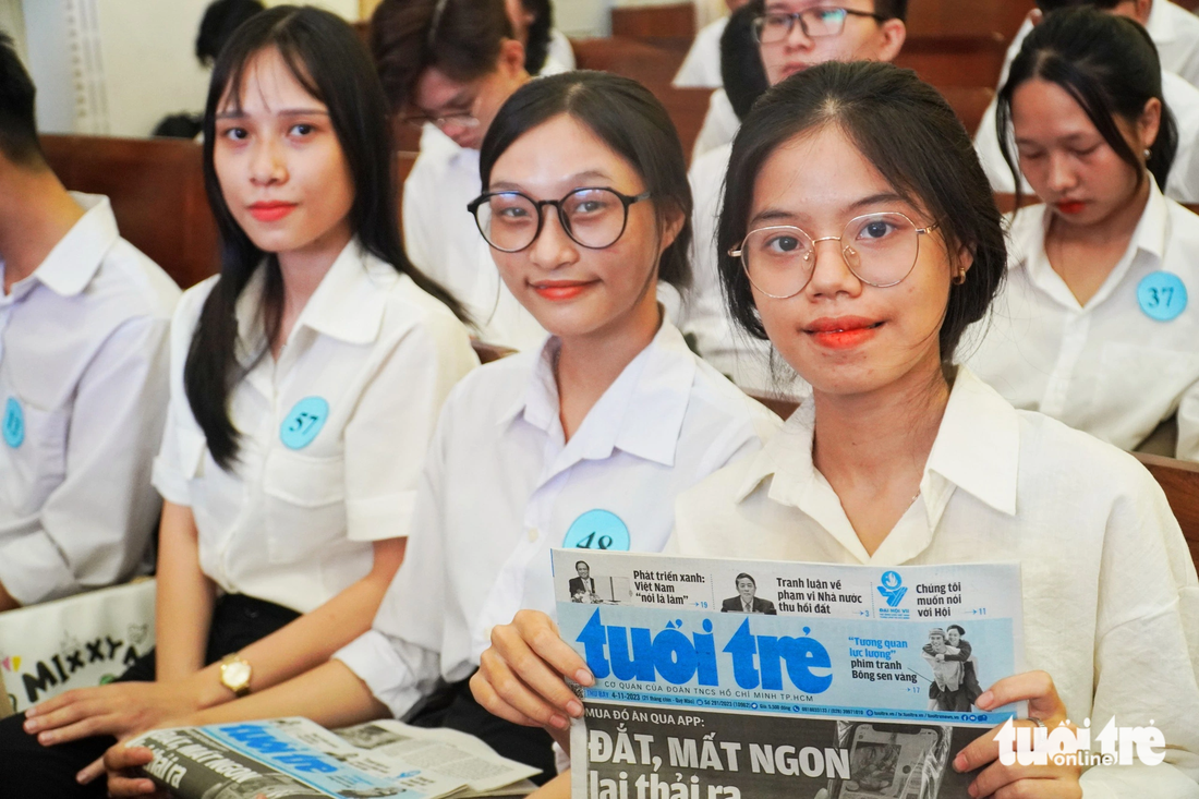 Các bạn học sinh, sinh viên có mặt tại buổi trao học bổng Tiếp sức đến trường ở Phú Yên - Ảnh: TRẦN HOÀI