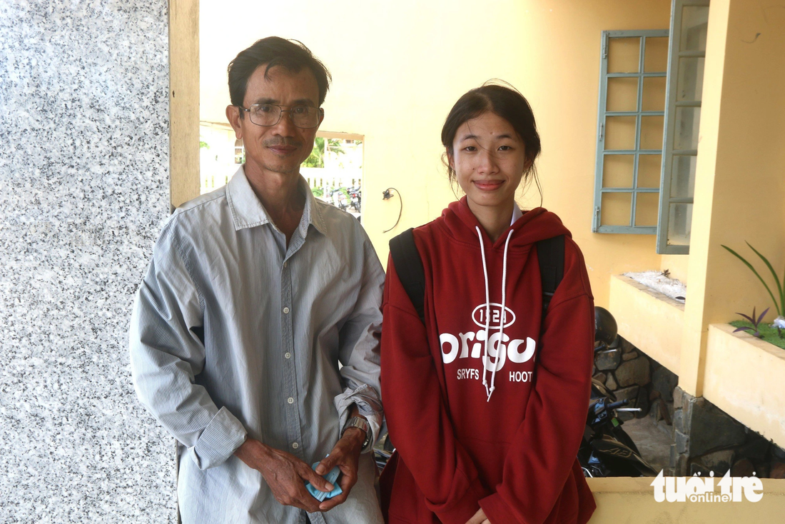 Tân sinh viên Nguyễn Thị Thúy Hồng và cậu ruột có mặt tại Nhà văn hóa Lao động Phú Yên tham dự chương trình - Ảnh: NGUYỄN HOÀNG