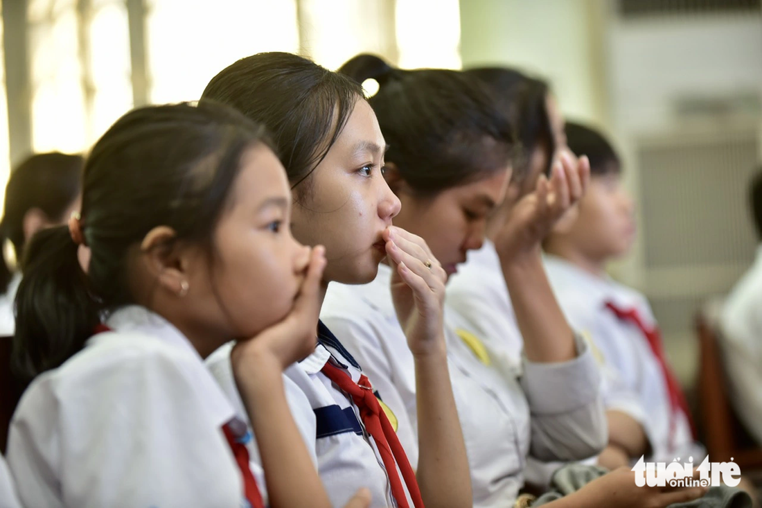 Các em học sinh Phú Yên xúc động khi nghe tâm sự của tân sinh viên Đoàn Thái Linh - Ảnh: T.T.D.