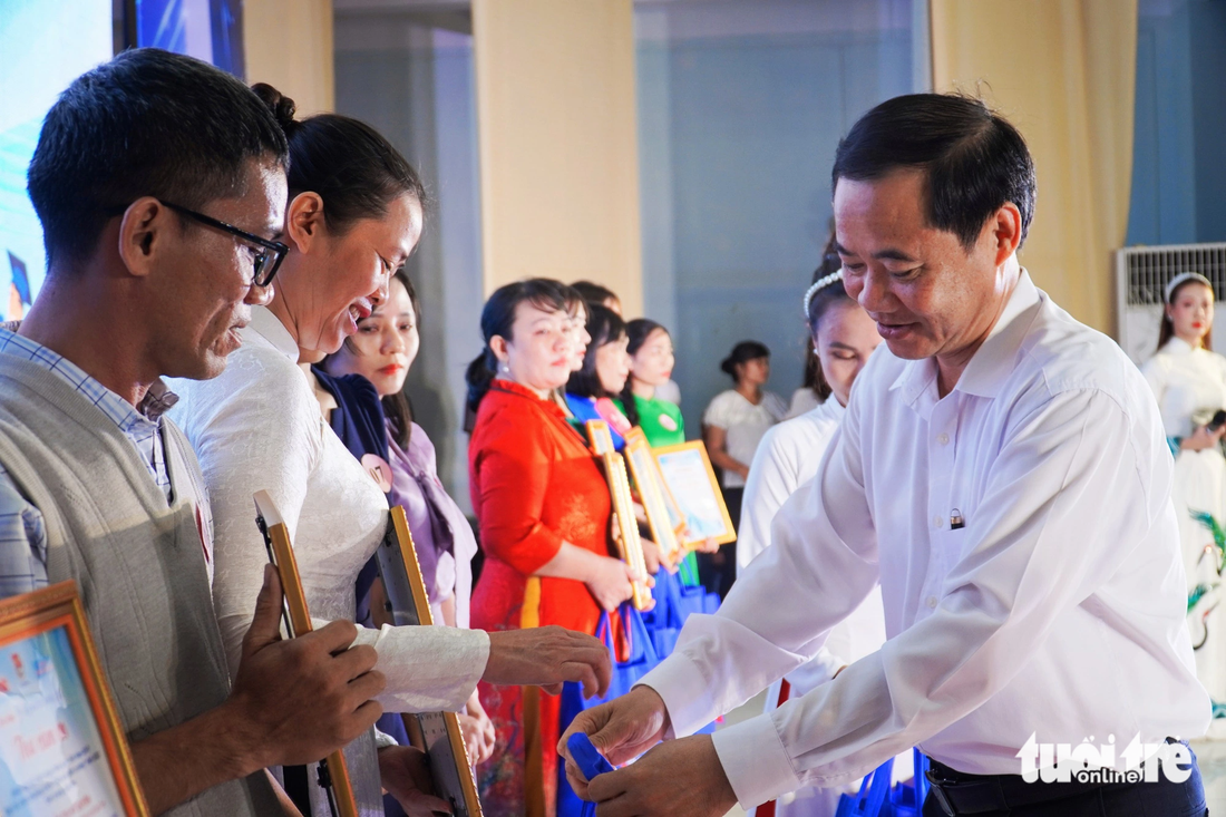 Ông Nguyễn Thái Học - phó trưởng Ban Nội chính Trung ương - trao tặng các phần quà đến cho các thầy cô giáo - Ảnh: TRẦN HOÀI