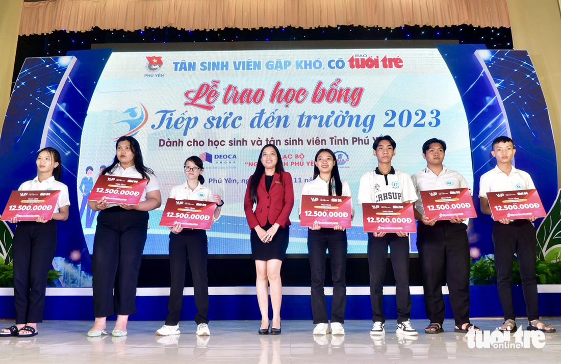 Đại diện Hệ thống Anh văn Việt Mỹ trao các suất học bổng tiếng Anh cho khóa luyện thi IELTS miễn phí cho tân sinh viên - Ảnh: T.T.D.