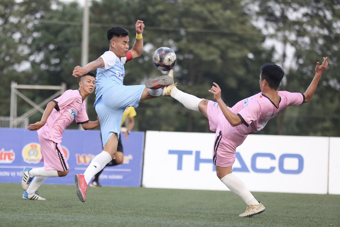 Công đoàn Bắc Ninh (áo xanh) và Công đoàn Thông tin Truyền thông rượt đuổi tỉ số nghẹt thở, ghi 5 bàn thắng trong 7 phút cuối trận - Ảnh: H.TÙNG