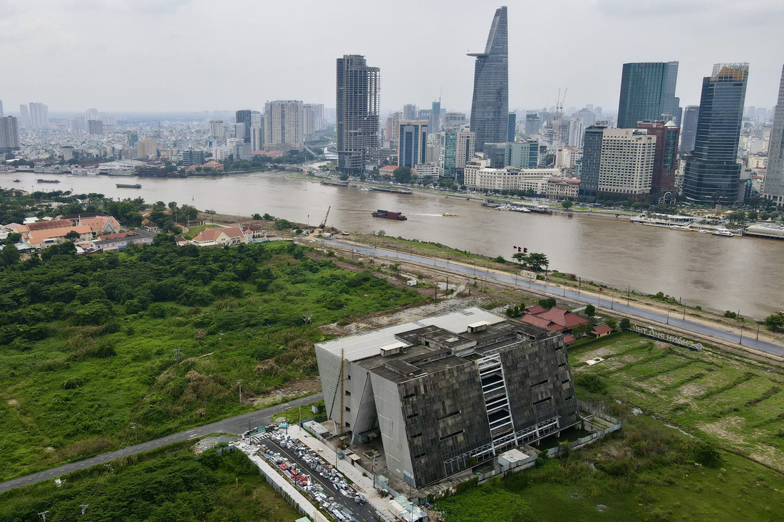 Những năm qua, trong khi bên bờ quận 1, bộ mặt đô thị được chỉnh trang ngày càng khang trang, hiện đại thì phía bờ Thủ Thiêm lại khá hoang sơ, dự án Trung tâm triển lãm quy hoạch TP.HCM nằm im như một khối bê tông