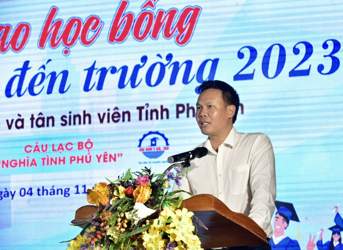 Ông Dương Minh Danh - Tổng giám đốc Công ty cổ phần máy và thiết bị vật tư Sài Gòn - đại diện Câu lạc bộ Nghĩa tình Phú Yên phát biểu - Ảnh: T.T.D.