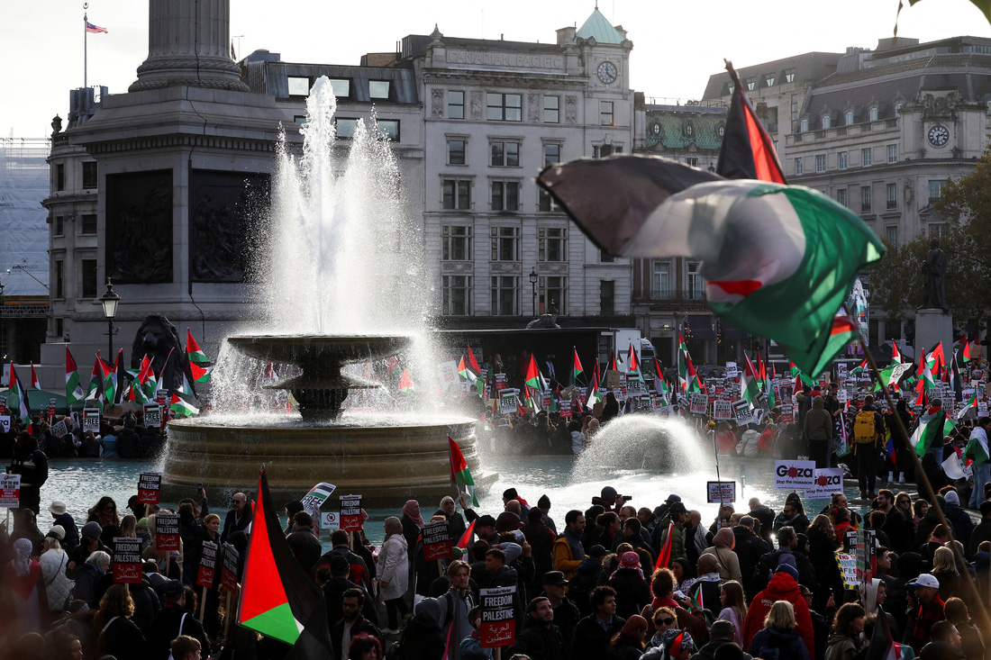 Khoảng 30.000 người tham gia biểu tình tại Quảng trường Trafalgar tại trung tâm London - Ảnh: REUTERS