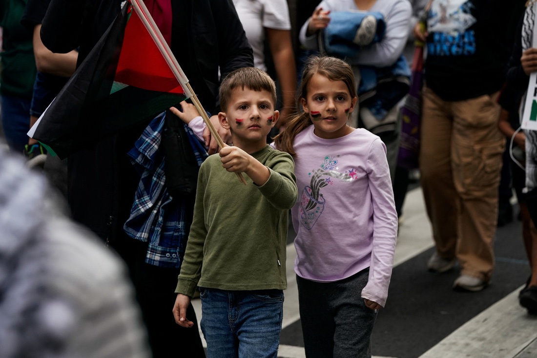 Trẻ em trong cuộc biểu tình ủng hộ người Palestine tại thủ đô Washington, Mỹ ngày 4-11 - Ảnh: REUTERS