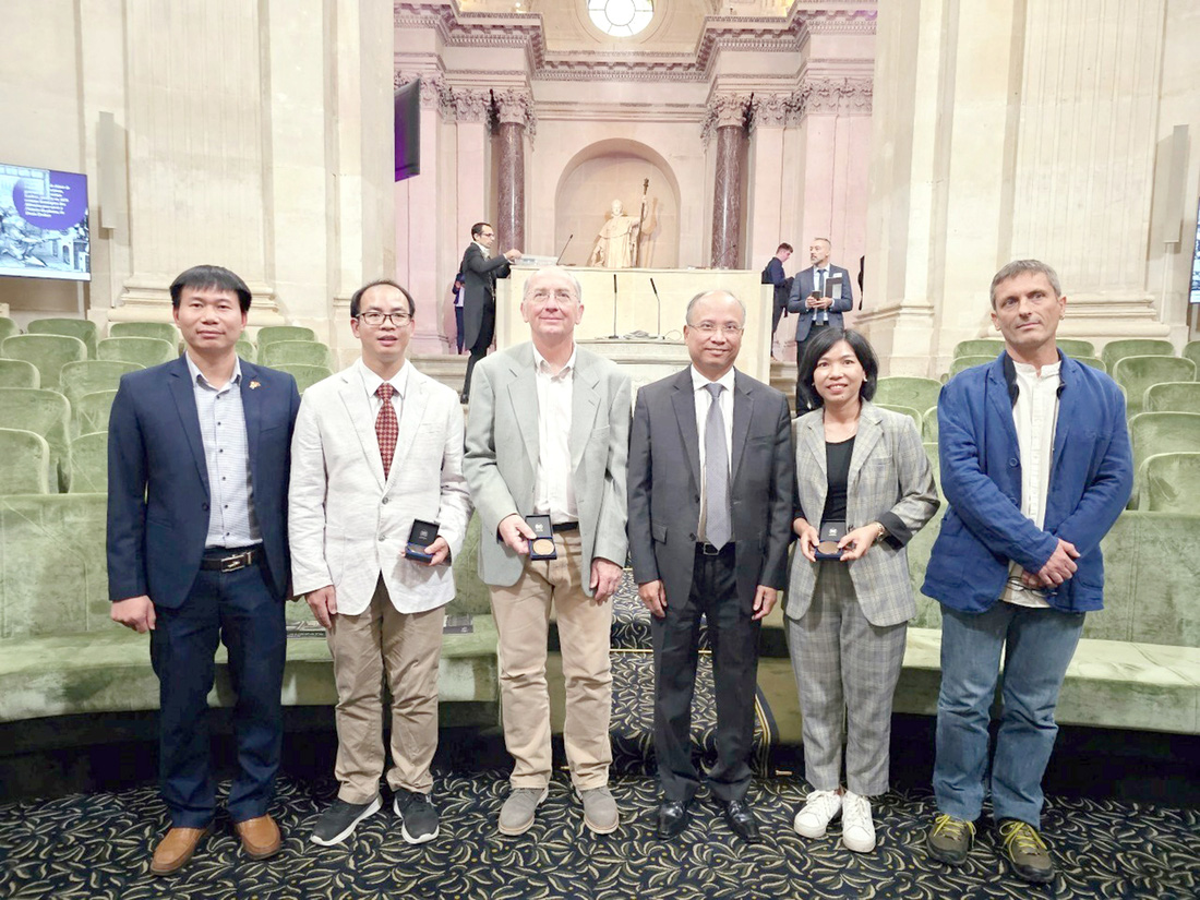TS Trần Quang Hóa (thứ 2 từ trái sang) nhận giải thưởng Tremplin tại Viện hàn lâm Khoa học Pháp - Ảnh: NVCC
