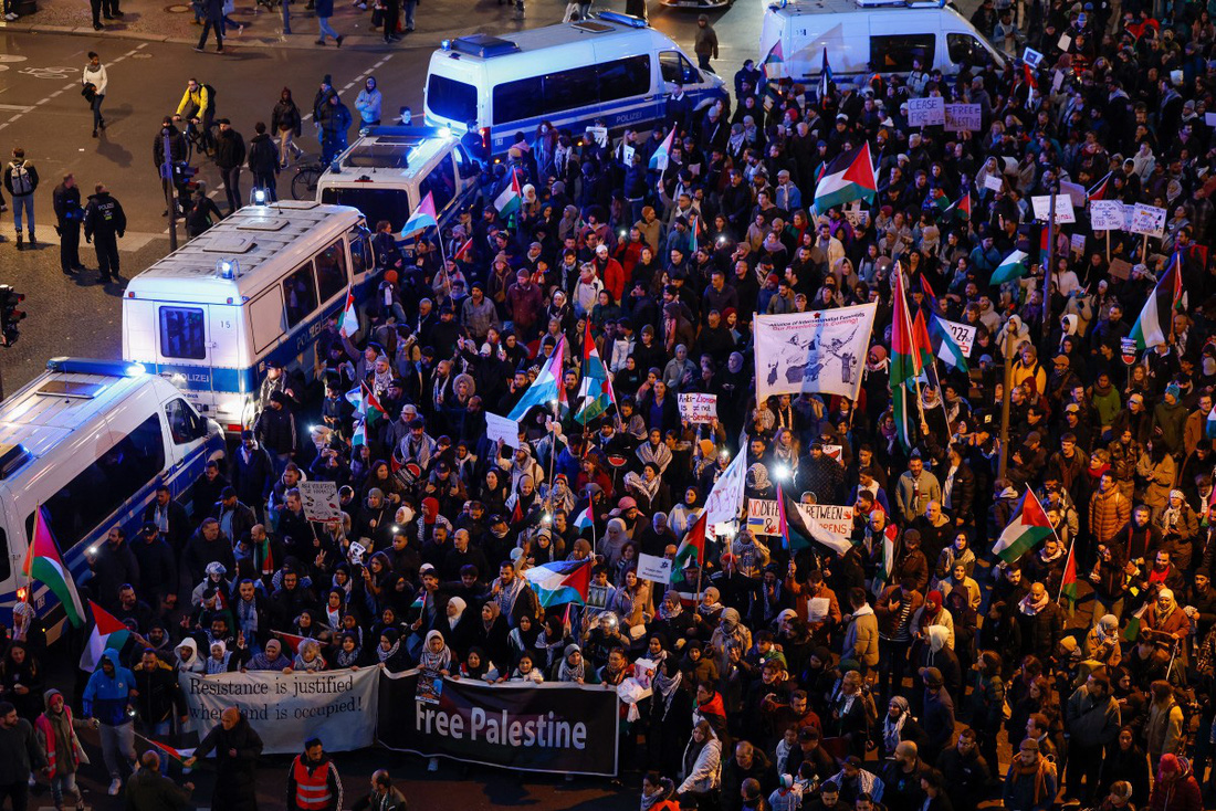 Người dân tại Đức biểu tình ủng hộ người Palestine tại Dải Gaza ngày 4-11 - Ảnh: AFP