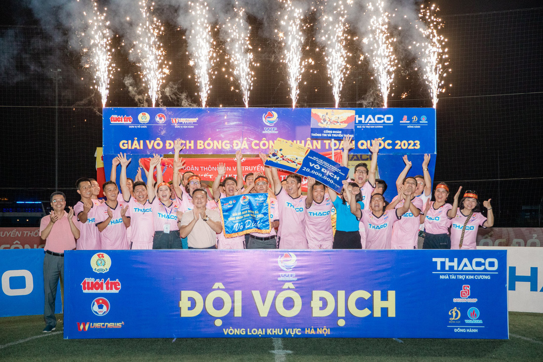 Công đoàn Thông tin - Truyền thông lên ngôi vô địch, nhận phần thưởng 20 triệu đồng kèm suất tham dự vòng chung kết tại Bình Dương - Ảnh: DANH KHANG