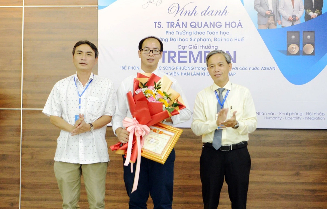 TS Trần Quang Hóa (giữa) tại lễ vinh danh sau khi ông được nhận giải thưởng Tremplin tại Trường ĐH Sư phạm Huế - Ảnh: NVCC