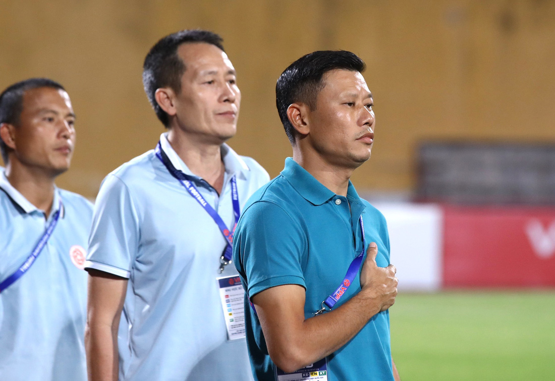 Danh thủ Đỗ Mạnh Dũng (giữa) là Giám đốc Trung tâm Thể thao Viettel, trong khi đó Thạch Bảo Khanh (phải) hiện đang là HLV trưởng CLB Viettel - Ảnh: MINH ĐỨC