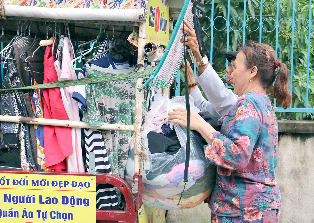 Bà Mười ở chợ Bà Chòi, Nhà Bè, TP.HCM, nhà hảo tâm tích cực ủng hộ những bao quần áo