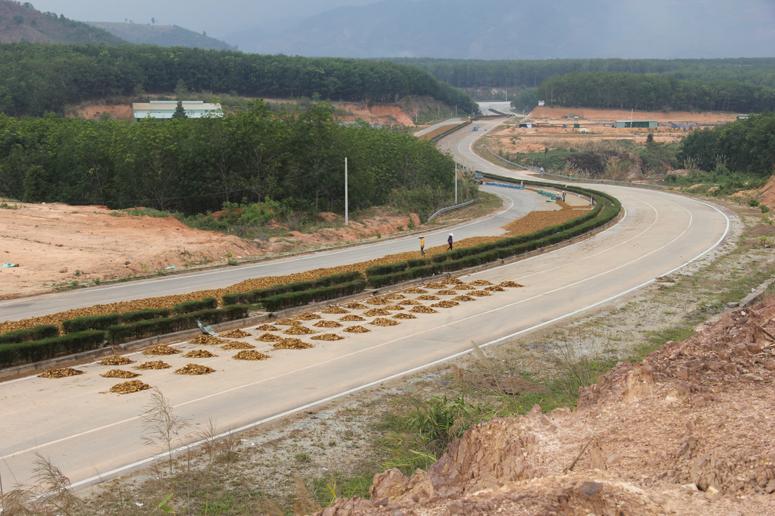 Một góc tuyến đường NT18 và N5 đi qua huyện Ngọc Hồi, tỉnh Kon Tum. Tuyến đường này nối từ khu kinh tế cửa khẩu quốc tế Bờ Y với đường Hồ Chí Minh, có chiều dài 19km, mỗi bên 3 làn đường (năm 2018) - Ảnh: TRƯỜNG TRUNG