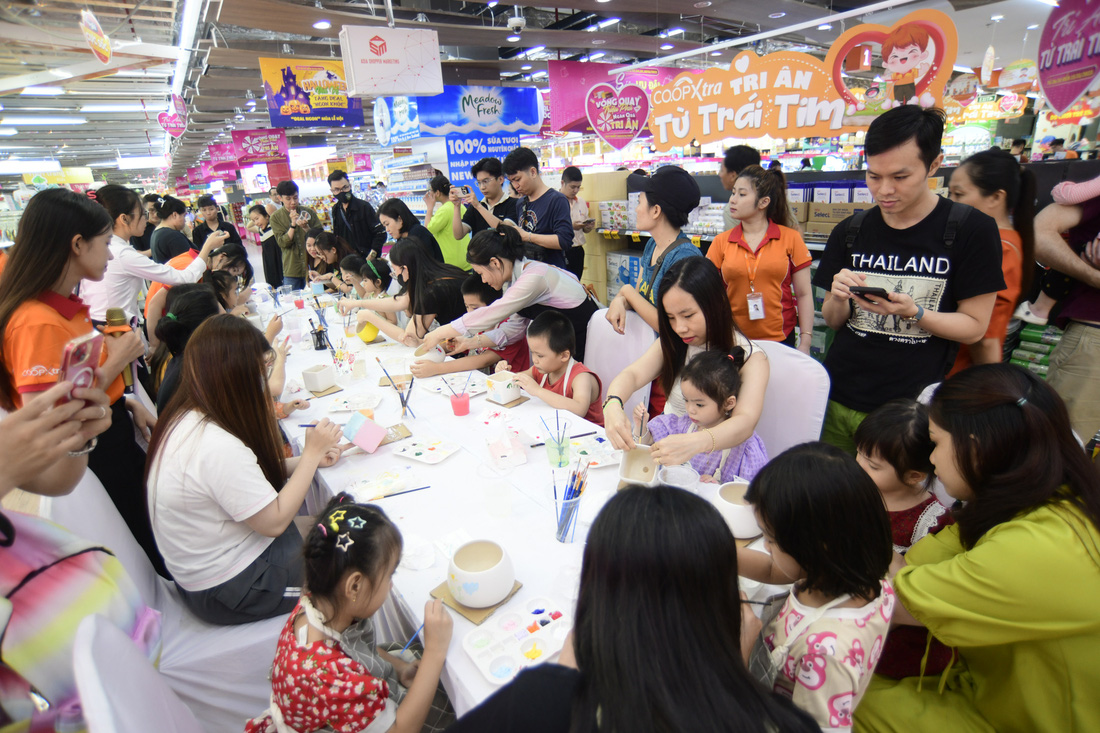 Những bạn trẻ Gen Z và Gen Y mang con đến vẽ tranh, tô tượng và mua sắm tại Co.opXtra Tân Phong (TTTM SC VivoCity (Q.7) vào hôm 4-11 - Ảnh: QUANG ĐỊNH